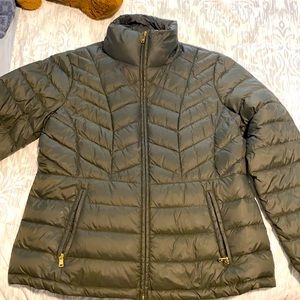 Light weight down packable jacket